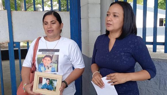Silvia Margarita Montalván, madre de Rodrigo Montalván, y Kerlin Belloso, abogada de Fespad, durante la presentación del amparo, el 12 de julio de 2023, en El Salvador. (Foto: Javier Urbina / La Prensa Gráfica)