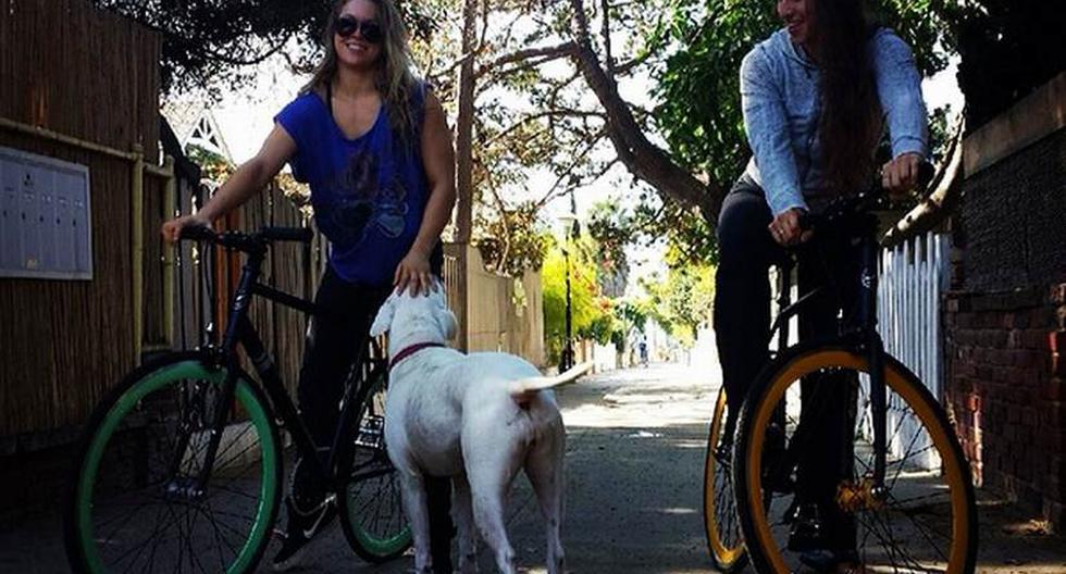 Rousey (izq.) dio un paseo en bicicleta. (Foto: @RondaRousey)