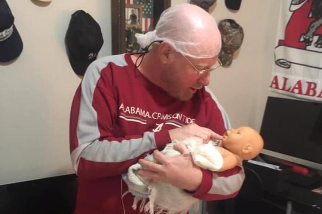Terry W. East se mostró emocionado con el 'nacimiento' de su hijo. (Foto: @FallonHill/Facebook)
