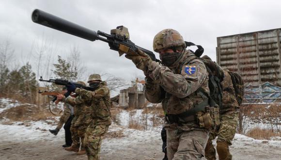 Reservistas ucranianos asisten a un ejercicio militar en un campo de entrenamiento cerca de Kiev, Ucrania. (Foto: EFE/EPA/SERGEY DOLZHENKO).
