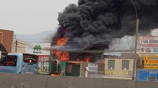 Puente Piedra: incendio consumió una tienda de pintura