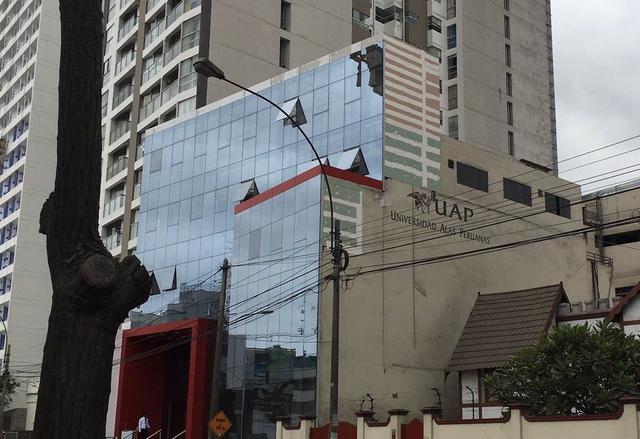 Usuarios de las redes sociales muestran que la Universidad Alas Peruanas también recurrió al recurso de construir el denominado "muro cortina". (Fotos:&nbsp;@wachoaguirre )