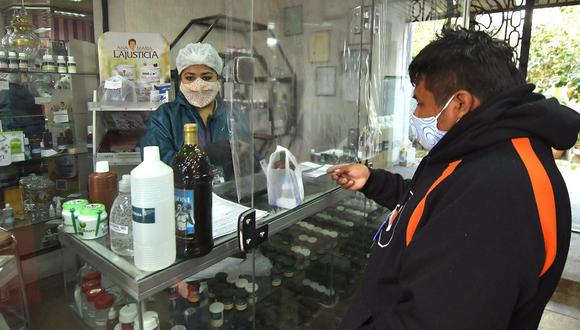 Un hombre compra dióxido de cloro en una farmacia en Cochabamba (Bolivia).  (Foto: EFE/ Jorge Ábrego / Archivo).