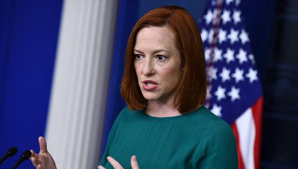 La portavoz de la Casa Blanca Jen Psaki anunció que todos los adultos de Estados Unidos podrán empezar a sacar sus citas para vacunarse contra el coronavirus desde el 19 de abril. (Foto: Brendan Smialowski / AFP).