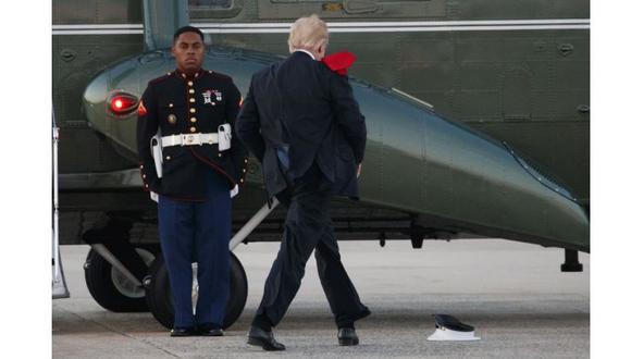 El inusual gesto de Trump hacia un marine que perdió su gorro frente a él. (Foto: AP)