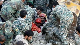 Irán busca sobrevivientes del terremoto que dejó más de 450 muertos [FOTOS]