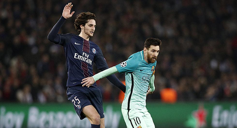 Lionel Messi nunca esperó sufrir tremenda huacha de parte del francés Adrien Rabiot. Sin duda, el volante del PSG se lució ante el astro del FC Barcelona. (Foto: EFE)