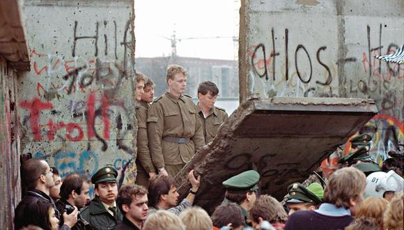 Los jóvenes policías fronterizos de Alemania Oriental vieron cómo el muro que dividía Berlín, y debían defender, se desplomaba. (AP)