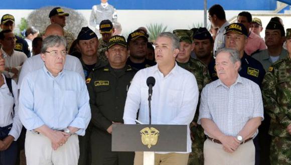 Fotografía cedida por la Presidencia de Colombia muestra al mandatario colombiano, Iván Duque (c), junto al canciller Carlos Holmes Trujillo (izquierda) . (Foto: EFE)