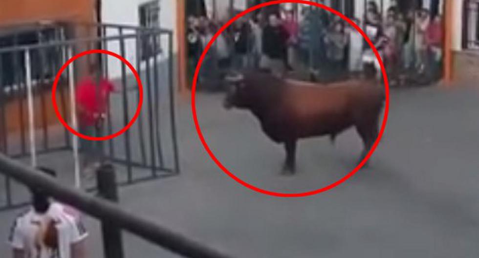 Un toro rompe una jaula y embiste brutalmente a un hombre que estaba dentro. (Foto: Captura YouTube)