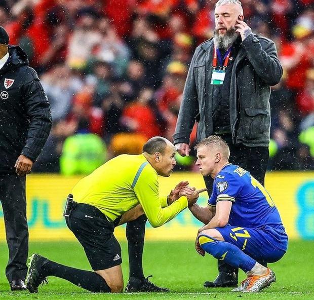 Oleksandr Zinchenko fue consolado por el árbitro tras la derrota de Ucrania. (Foto: EFE)