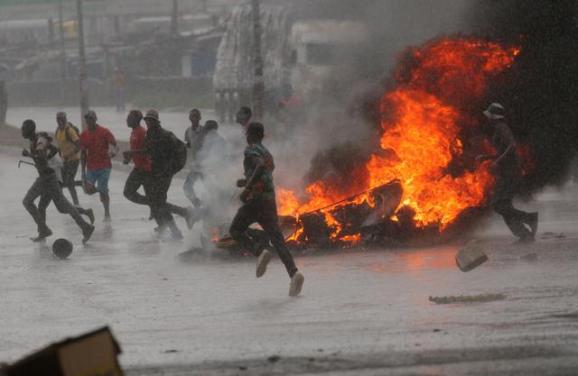 Imágenes de la huelga general y violentas manifestaciones en Zimbabue contra una brutal alza del precio de los combustibles. (Reuters)