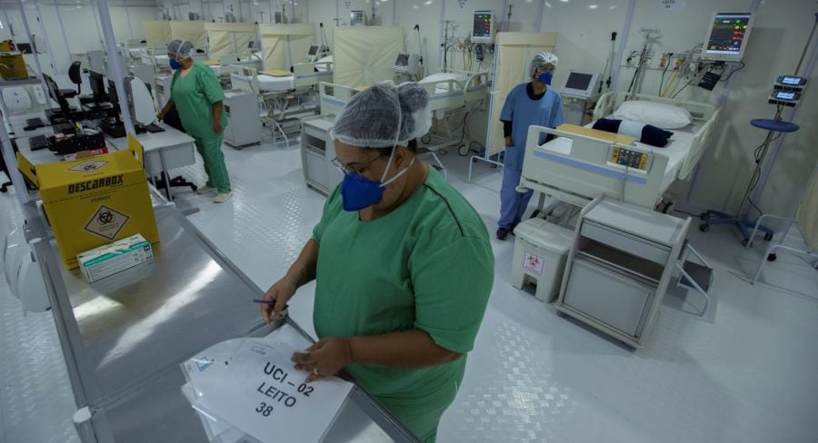 Nurses check a room for patients with COVID-19 in a hospital in Brasilia (Brazil), in a file photo EFE / Joédson Alves
