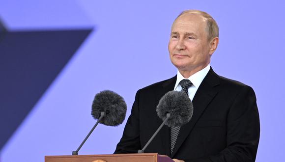 El presidente ruso, Vladimir Putin, pronuncia un discurso durante la ceremonia de apertura del Foro Técnico-Militar Internacional Army-2022 y los Juegos Internacionales del Ejército 2022 en el Parque Patriota de las Fuerzas Armadas rusas en Kubinka, en las afueras de Moscú, el 15 de agosto de 2022. (Foto de Mikhail Klimentiev / Sputnik / AFP)