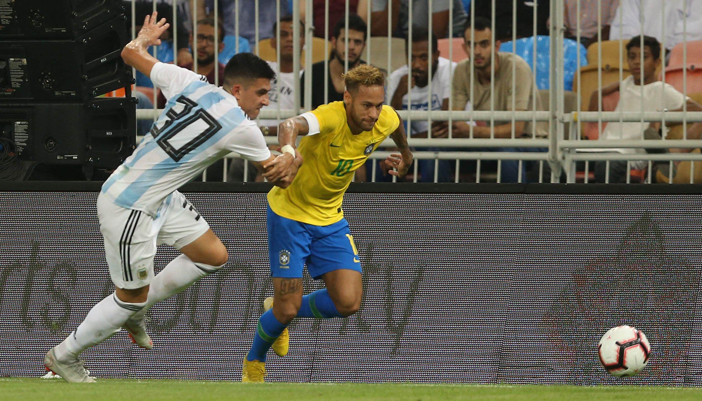 Brasil superó 1-0 a Argentina con gol sobre la hora de Miranda en duelo amistoso por fecha FIFA. (Foto: AFP)