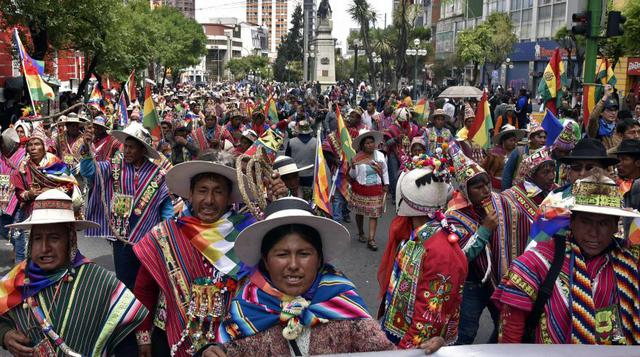 Banderas, peinados, vestimenta: la batalla de símbolos visuales en Bolivia.(Foto: AFP).