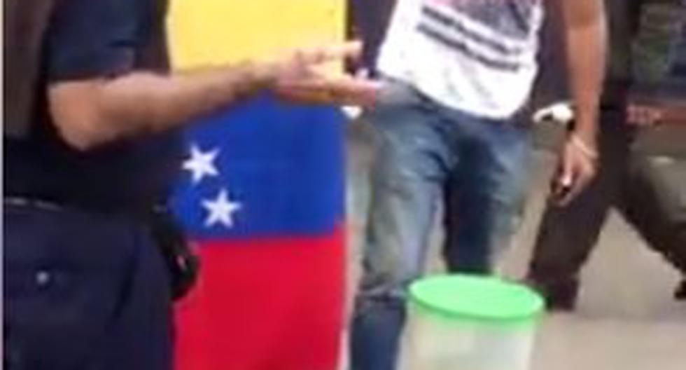 Un indignado vendedor de arepas venezolano ase indigna con peruano. (Foto: Captura Facebook)