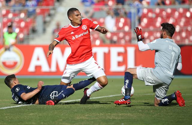 U. de Chile vs. Internacional: las postales del partido, con Paolo Guerrero, de Copa Libertadores. (REUTERS/Edgard Garrido)