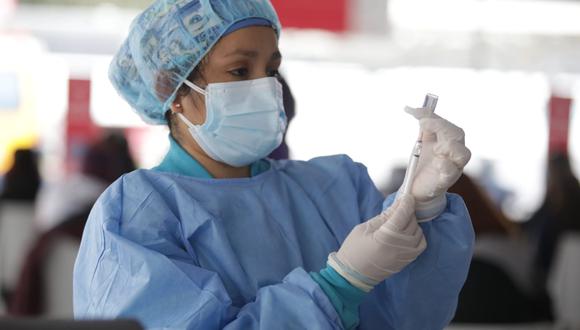 El ministro de Salud, Hernando Cevallos, supervisó esta jornada de vacunación contra el COVID-19 desde Piura. (Foto: Britanie Arroyo/GEC)