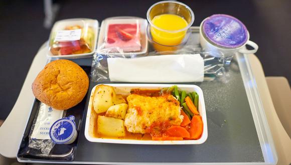 ¿Por qué la comida no sabe tan bien cuando estamos en un avión?