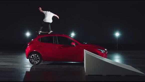 YouTube: Skater se desliza en el techo del nuevo Mazda 2