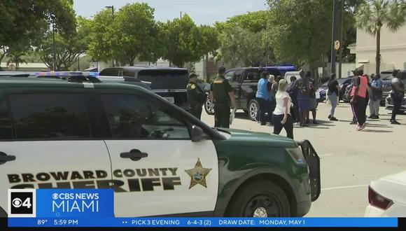 La Policía del Condado de Broward se hace presente en la escena de un tiroteo a las afueras de un supermercado Walmart, en Estados Unidos. (Captura de CBS Miami)