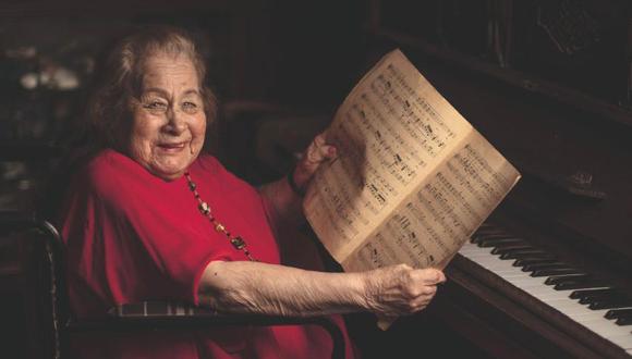 Ana María Parodi, la gran soprano peruana, cumplió 100 años en febrero pasado. Por las tardes gusta tocar piano en la sala de su casa. (Foto: Elias Alfageme)