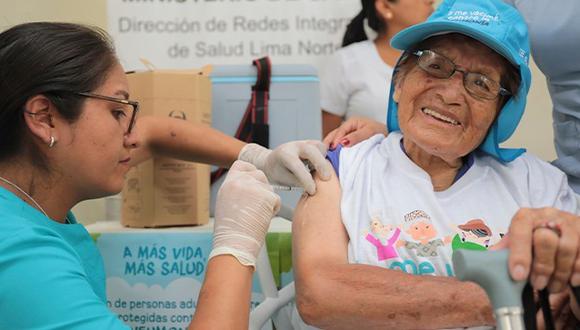 Vacunar a los adultos mayores de 80 años es prioridad en este momento para el Gobierno. (Foto: Gob.pe)