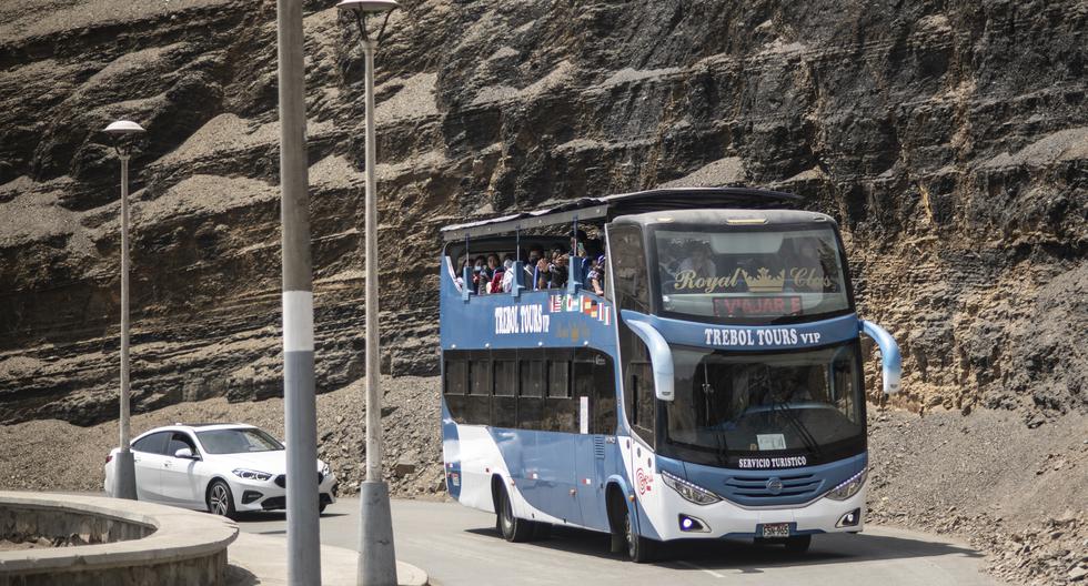 Estos buses panorámicos recorren desde el Centro de Lima hasta Chorrillos. Pese a tener autorización, incumplen con las normativas vigentes. (Foto: Elías Alfagame)