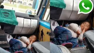 Vía WhatsApp: una niña es transportada en el piso de un carro