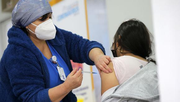 El país suramericano se encuentra entre los 5 países del mundo con mayor porcentaje de población vacunada y es el que más dosis de refuerzo ha administrado. (Foto:  Javier Torres / AFP)