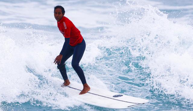 María Fernanda Reyes clasificó a la cuarta ronda de repachaje de longboard femenino y continúa en carrera por una medalla. (Foto: Daniel Apuy)