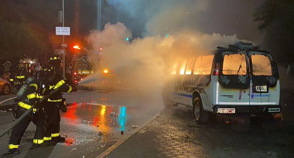 Bomberos trabajan para contener las llamas de una camioneta del Departamento de Policía en Brooklyn, Nueva York, que fue incendiada el viernes por manifestantes durante las protestas por la muerte de George Floyd. (Khadijah vía AP)