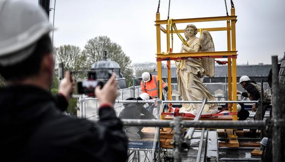 Antes del gran incendio que se produce en Notre Dame, se había iniciado los trabajos de restauración para la aguja y las estatuas que coronaban la catedral. (AFP)