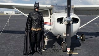 Chris Van Dorn, el hombre que se disfraza de Batman para rescatar a mascotas abandonadas