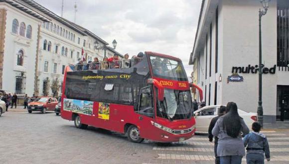 Desde mañana, estos buses estarán prohibidos de circular, luego de una ordenanza de la Municipalidad Provincial de Cusco. (Foto: Miguel Neyra)