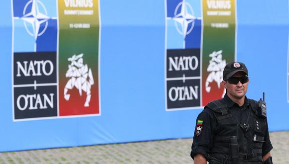 Un oficial de seguridad hace guardia antes del inicio de una cumbre de la OTAN, en Vilnius, Lituania. (Foto de YVES HERMAN / POOL / AFP)