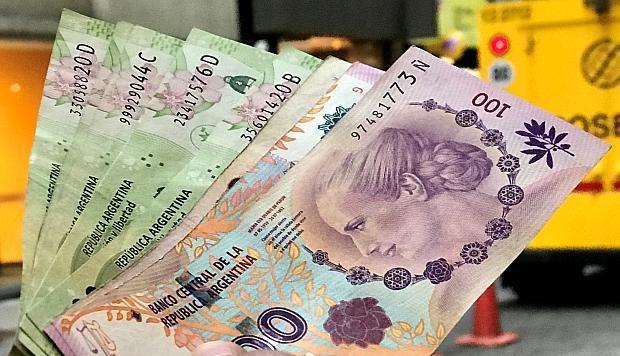 Según reportó la BBC, el "dólar blue" en el gobierno de Cristina Kichrner llegó a triplicar el precio del dólar oficial. Esta situación hizo a los argentinos perder muchos de sus ahorros en pesos.
