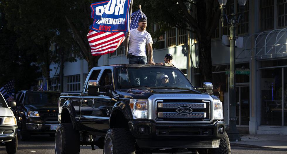 Simpatizantes del presidente Donald Trump participan en una caravana en Portland, Oregon. (AP Photo / Paula Bronstein).