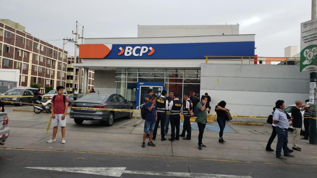 Asalto ocurrió en agencia bancaria ubicada en la avenida Ayacucho de Surco. (Fotos: Joseph Angeles)