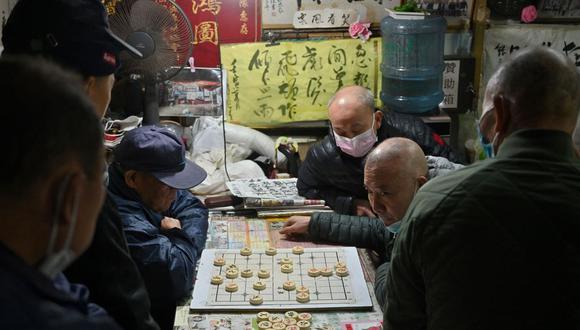 Los hombres juegan el juego de mesa chino Xiangqi o ajedrez chino en el enclave de Macao, en el sur de China, el 17 de enero de 2023 (Foto: Peter PARKS / AFP)