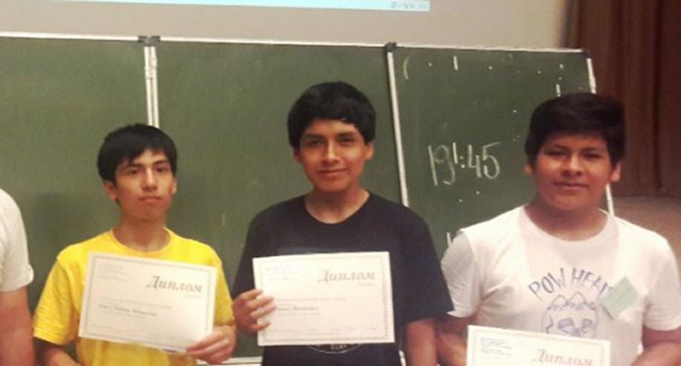 Tres escolares peruanos en lo más alto de la competición. (Foto: Andina)