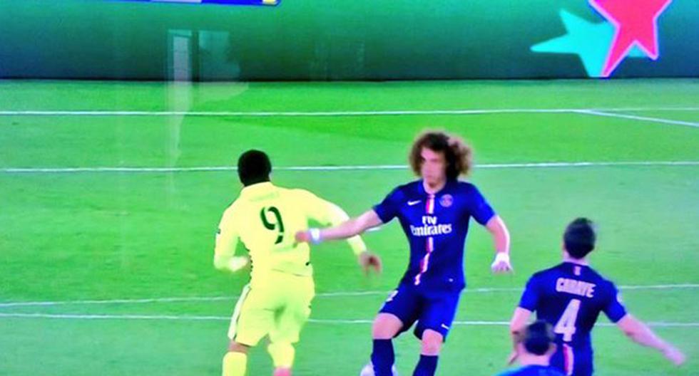 Luis Suárez lo tiene en el centro a David Luiz. (Foto: Captura)