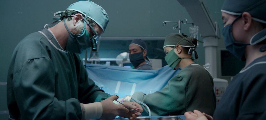 En la segunda temporada de "Dr. Death" las escenas de sala de operaciones no faltan. (Foto: Universal Plus)