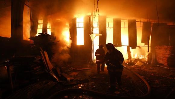 Bomberos controlan incendio en taller de ataúdes.  Fuego causó daño en casas vecinas en San Juan de Lurigancho. Foto: César Bueno @photo.gec