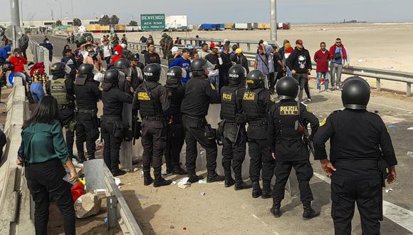 Autoridades peruanas despliegan un contingente de 180 policías en la frontera con Chile ante presencia de migrantes. (Foto de Javier Rumiche / AFP)