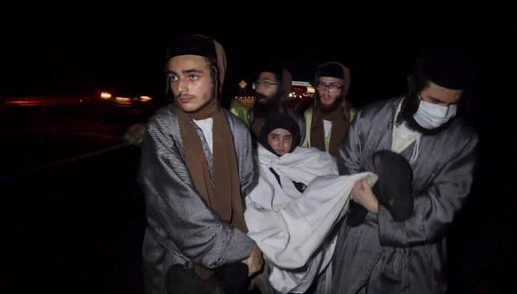 Esta captura de un video de AFP muestra a miembros de la secta judía Lev Tahor ayudando a una mujer mientras escapaba de un centro de detención en Huixtla. (Foto: Benjamin ALFARO / AFP)