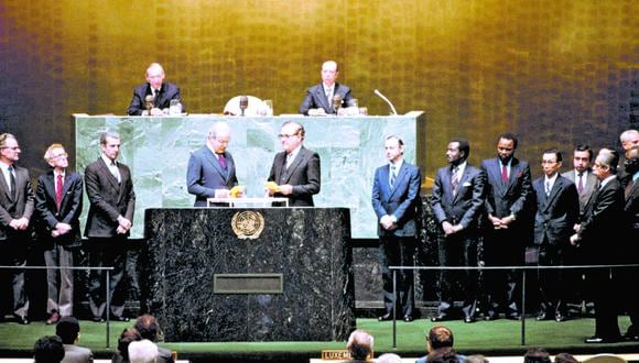 El 15 de diciembre de 1981, Javier Pérez de Cuéllar juró como secretario general de la Organizaciones de las Naciones Unidas ante la Asamblea General  de ese foro mundial. (Foto: Naciones Unidas)