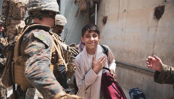 Un niño pasa a través de un puesto de control de soldados de Estados Unidos durante una evacuación en el aeropuerto internacional Hamid Karzai, el Kabul, Afganistán, el 18 de agosto de 2021. (EFE / EPA / Sargento. Victor Mancilla).