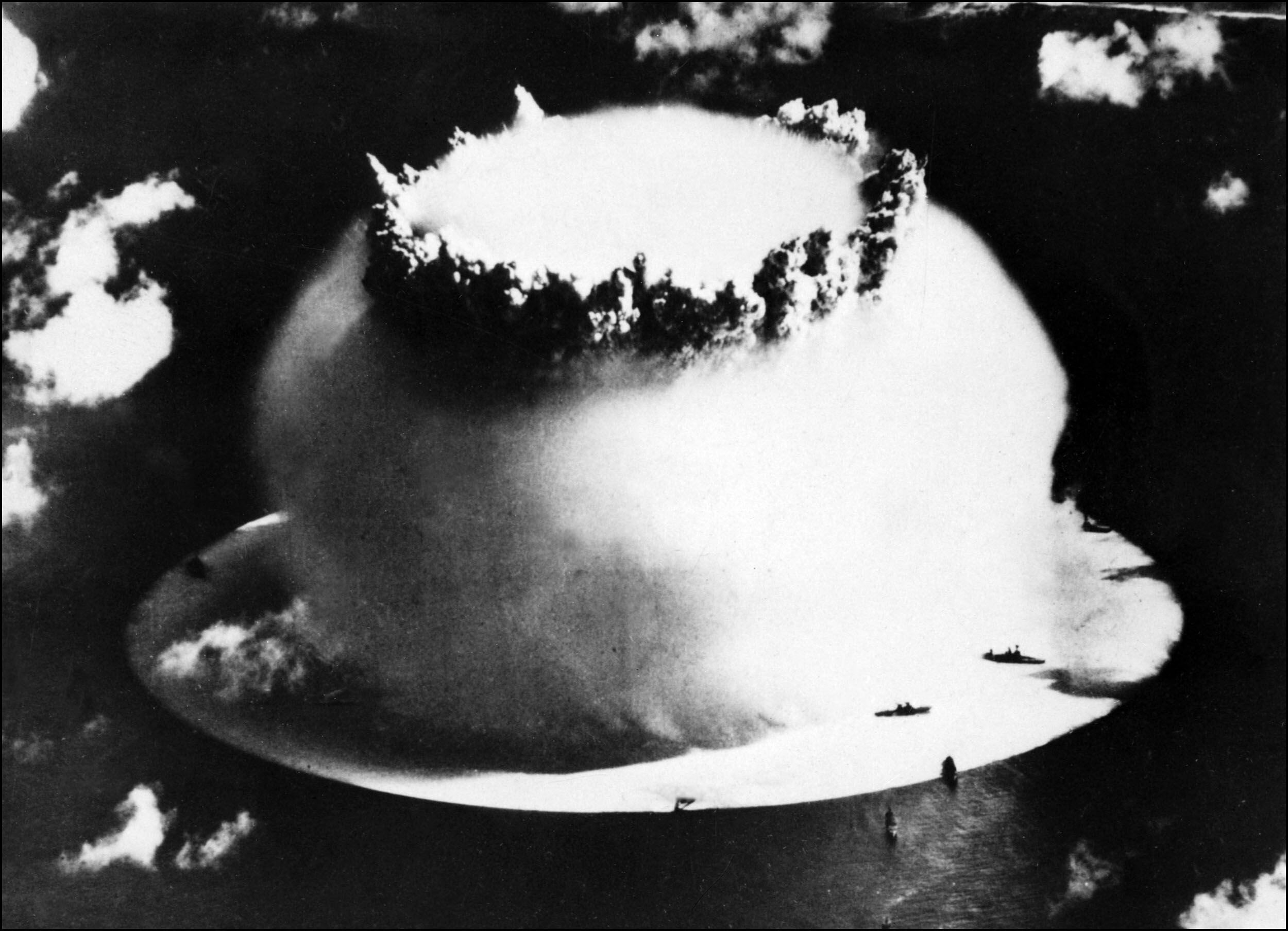 Foto fechada en julio de 1946 muestra la explosión de una bomba atómica durante los ensayos nucleares en el atolón de Bikini. (AFP).